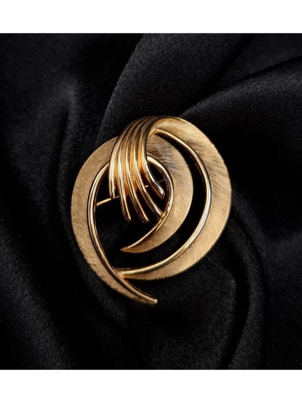 Vintage 1960's CROWN TRIFARI Signed Gold-Tone Abstract Swirl Brooch Pin